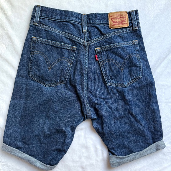 Levi's High Waisted Mom Jean Rolled Jorts - Picture 2 of 6